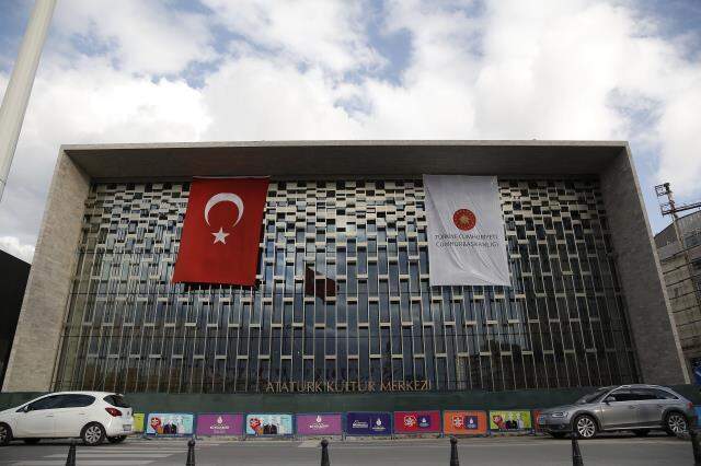 İsminin değişeceği iddia edilen Atatürk Kültür Merkezi'nin tabelası asıldı İsminin değişeceği iddia edilen Atatürk Kültür Merkezi'nin tabelası asıldı