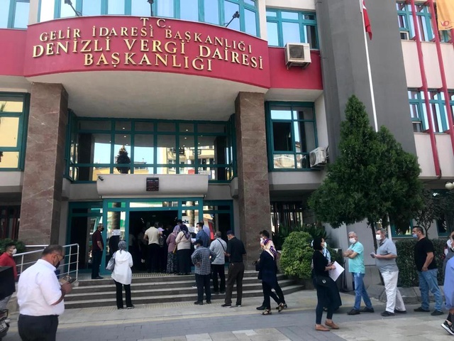 Yapılandırma için son güne kalanlar saatlerce sıra bekledi Yapılandırma için son güne kalanlar saatlerce sıra bekledi