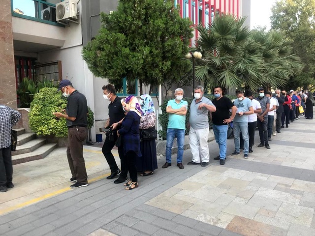 Yapılandırma için son güne kalanlar saatlerce sıra bekledi Yapılandırma için son güne kalanlar saatlerce sıra bekledi