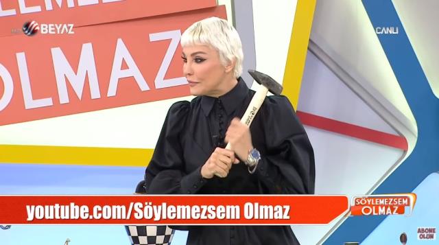 Beyaz TV'deki camları kırdığı söylenen Deniz Akkaya, canlı yayına çekiçle çıktı