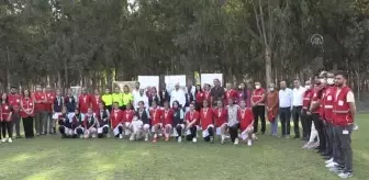 Kadın futbol takımları dostluk maçı yaptı