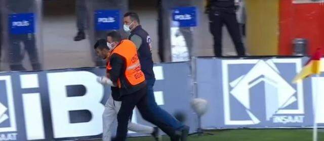 Kayseri'de büyük skandal! Trabzonsporlu Anastasios Bakasetas, gözü dönmüş holiganla burun buruna geldi Kayseri'de büyük skandal! Trabzonsporlu Anastasios Bakasetas, gözü dönmüş holiganla burun buruna geldi