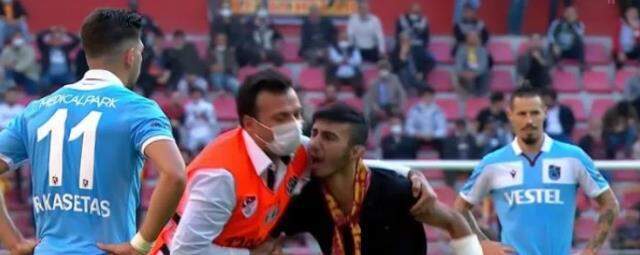 Kayseri'de büyük skandal! Trabzonsporlu Anastasios Bakasetas, gözü dönmüş holiganla burun buruna geldi Kayseri'de büyük skandal! Trabzonsporlu Anastasios Bakasetas, gözü dönmüş holiganla burun buruna geldi