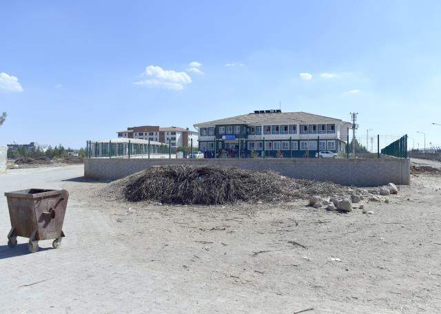 Şanlıurfa Ceylanpınar'da okul çevresindeki çöplerin öğrencilere toplatıldığı iddiası