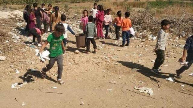 Şanlıurfa Ceylanpınar'da okul çevresindeki çöplerin öğrencilere toplatıldığı iddiası