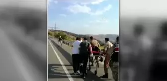 Son dakika haber... Trafik kazasında kolu kopan sürücüsü, yola inen helikopter ambulansla hastaneye götürüldü