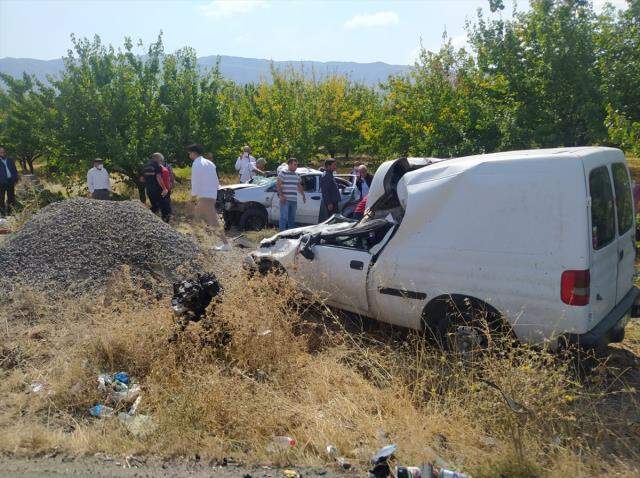 3 aracın karıştığı kazada 1'i polis 5 kişi yaşamını yitirdi 3 aracın karıştığı kazada 1'i polis 5 kişi yaşamını yitirdi