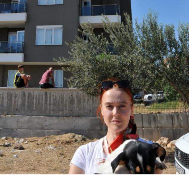 Balkonun demirlerine asılı ay ve yıldızı kesilmiş Türk bayrağı ekipleri harekete geçirdi Balkonun demirlerine asılı ay ve yıldızı kesilmiş Türk bayrağı ekipleri harekete geçirdi