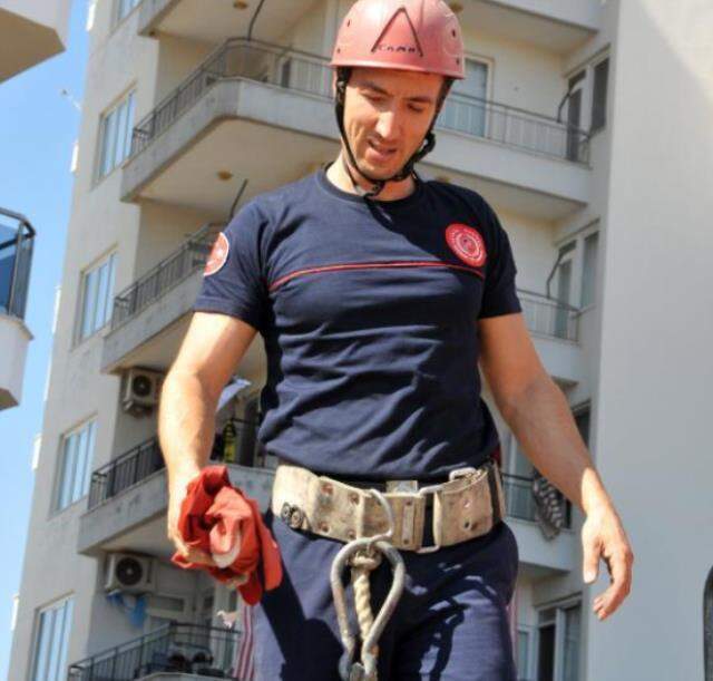 Balkonun demirlerine asılı ay ve yıldızı kesilmiş Türk bayrağı ekipleri harekete geçirdi Balkonun demirlerine asılı ay ve yıldızı kesilmiş Türk bayrağı ekipleri harekete geçirdi