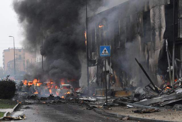 İtalya'da özel uçak bir binanın üzerine düştü: 1'i çocuk 8 kişi yaşamını yitirdi İtalya'da özel uçak bir binanın üzerine düştü: 1'i çocuk 8 kişi yaşamını yitirdi