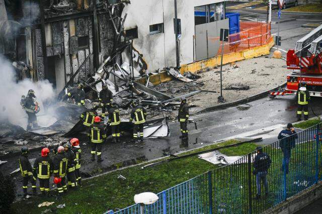İtalya'da özel uçak bir binanın üzerine düştü: 1'i çocuk 8 kişi yaşamını yitirdi İtalya'da özel uçak bir binanın üzerine düştü: 1'i çocuk 8 kişi yaşamını yitirdi
