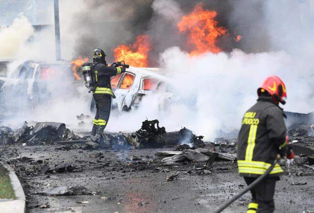 İtalya'da özel uçak bir binanın üzerine düştü: 1'i çocuk 8 kişi yaşamını yitirdi İtalya'da özel uçak bir binanın üzerine düştü: 1'i çocuk 8 kişi yaşamını yitirdi