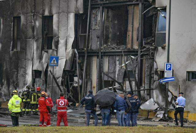 İtalya'da özel uçak bir binanın üzerine düştü: 1'i çocuk 8 kişi yaşamını yitirdi İtalya'da özel uçak bir binanın üzerine düştü: 1'i çocuk 8 kişi yaşamını yitirdi