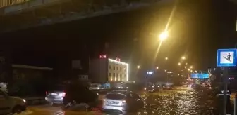 Yağışın etkili olduğu Trabzon'da sokaklar, sulara teslim! Trafik durma noktasına geldi