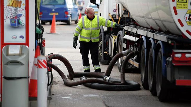 İngiltere'deki petrol krizi sonrası ordu devreye girdi! Askerler istasyonlara yakıt taşıyor İngiltere'deki petrol krizi sonrası ordu devreye girdi! Askerler istasyonlara yakıt taşıyor