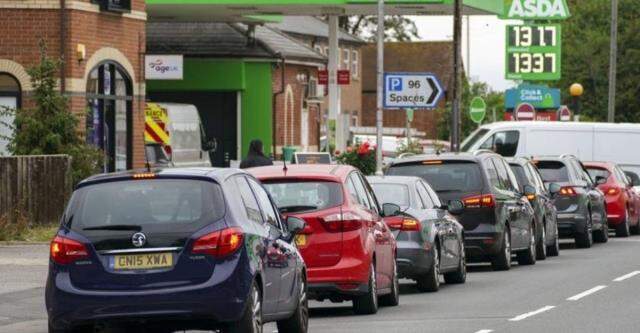 İngiltere'deki petrol krizi sonrası ordu devreye girdi! Askerler istasyonlara yakıt taşıyor İngiltere'deki petrol krizi sonrası ordu devreye girdi! Askerler istasyonlara yakıt taşıyor