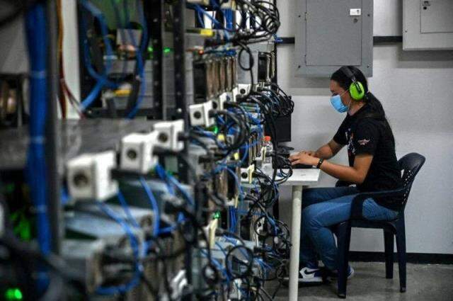 El Salvador resmi para birimi olarak kabul ettiği Bitcoin'i ülkedeki 20 aktif yanardağdan üretmeye başladı El Salvador resmi para birimi olarak kabul ettiği Bitcoin'i ülkedeki 20 aktif yanardağdan üretmeye başladı