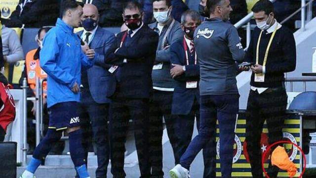 Ali Koç'tan acil toplantı çağrısı! Vitor Pereira ve Mesut Özil'den rahatsız oldu Ali Koç'tan acil toplantı çağrısı! Vitor Pereira ve Mesut Özil'den rahatsız oldu