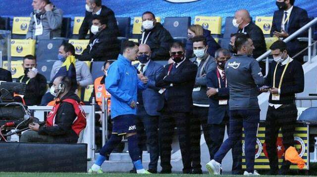 Vitor Pereira ile Mesut Özil arasında sorun mu var? Portekizli hoca suskunluğunu bozdu Vitor Pereira ile Mesut Özil arasında sorun mu var? Portekizli hoca suskunluğunu bozdu