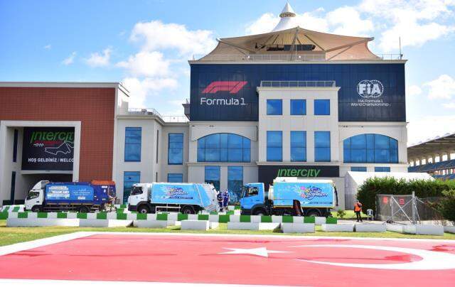 Geçen yıl ki Formula 1 organizasyonuna damga vuran temizlik aracı tekrar pistte! Şoför o anları anlattı Geçen yıl ki Formula 1 organizasyonuna damga vuran temizlik aracı tekrar pistte! Şoför o anları anlattı