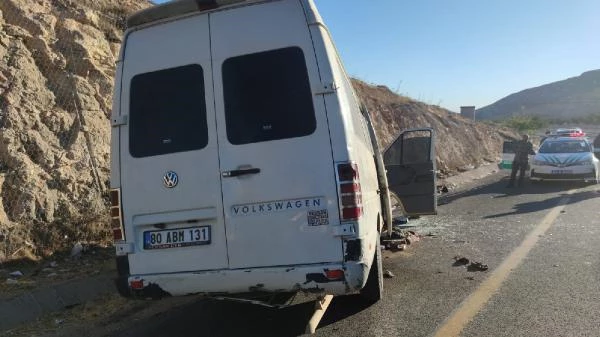 Ters yöne giren minibüs, otomobille kafa kafaya çarpıştı! 1 kişi öldü, 17 tarım işçisi yaralandı