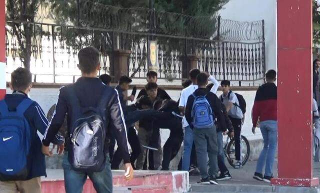 Burası Teksas değil, Diyarbakır'da bir okulun önü! Öğrencilerin bıçaklı kız kavgası kamerada Burası Teksas değil, Diyarbakır'da bir okulun önü! Öğrencilerin bıçaklı kız kavgası kamerada