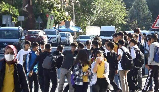 Burası Teksas değil, Diyarbakır'da bir okulun önü! Öğrencilerin bıçaklı kız kavgası kamerada Burası Teksas değil, Diyarbakır'da bir okulun önü! Öğrencilerin bıçaklı kız kavgası kamerada