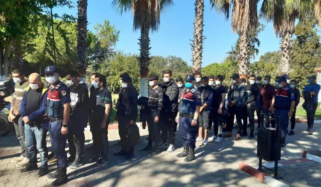 Kaçak göçmenlere operasyon! 28 kişilik Suriyeli grup sazlıklar arasında yakalandı Kaçak göçmenlere operasyon! 28 kişilik Suriyeli grup sazlıklar arasında yakalandı
