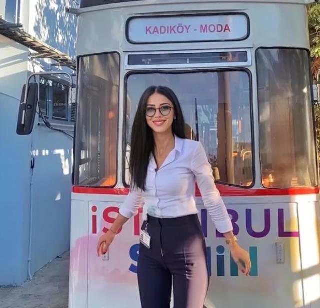 Kadıköy-Moda tramvayının kadın makinisti tüm algıları yıktı! Güzelliğiyle de dikkat çekiyor