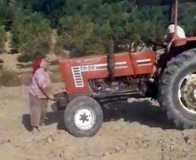 Kardeşlerin miras kavgasında inanılmaz görüntüler! Ablalarının saçlarını yolup üzerinden traktörle geçtiler Kardeşlerin miras kavgasında inanılmaz görüntüler! Ablalarının saçlarını yolup üzerinden traktörle geçtiler