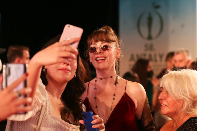 Antalya Altın Portakal Film Festivali'nde kırmızı halıda şıklık yarışı