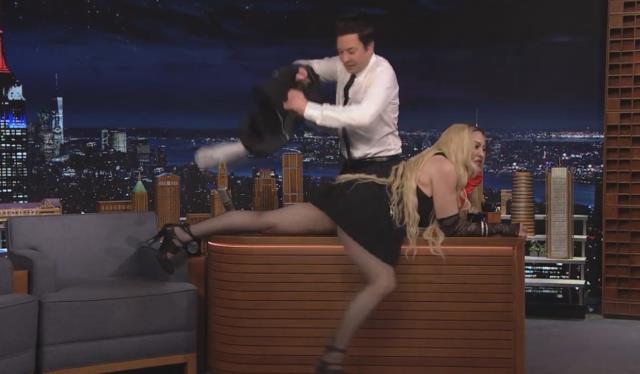 Madonna'dan olay hareket! Konuk olduğu programda eteğini kaldırıp sunucu masasına uzandı