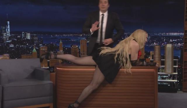 Madonna'dan olay hareket! Konuk olduğu programda eteğini kaldırıp sunucu masasına uzandı