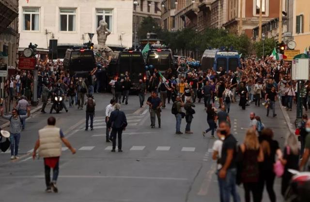 Aşı ve test karşıtları İtalya'yı karıştırdı! 'Yeşil Geçiş' sertifikasını protesto edenler polisle çatıştı
