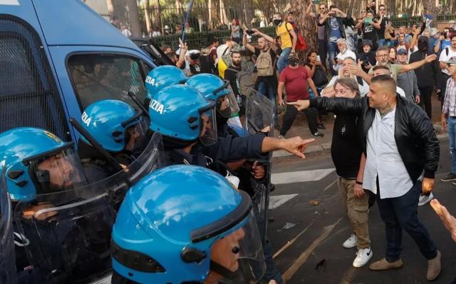 Aşı ve test karşıtları İtalya'yı karıştırdı! 'Yeşil Geçiş' sertifikasını protesto edenler polisle çatıştı