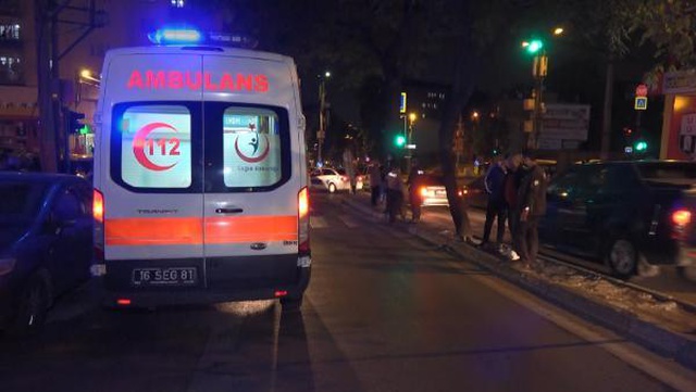 Husumetli iki grup arasında silahlı çatışma! Mahalleli saklanacak yer aradı, yoldan geçen bir kişi göğsünden vuruldu Husumetli iki grup arasında silahlı çatışma! Mahalleli saklanacak yer aradı, yoldan geçen bir kişi göğsünden vuruldu