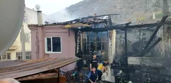 Manisa'da 3 ev yandı, 1 kişi öldü