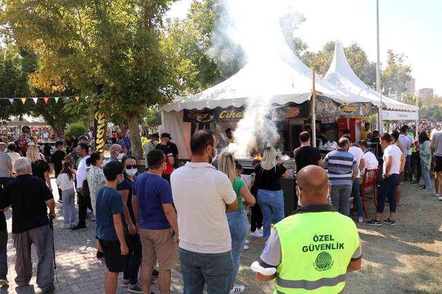 Açılışını Cumhurbaşkanı Erdoğan'ın yaptığı 'Uluslararası Adana Lezzet Festivali'nde 35 ton et tüketildi