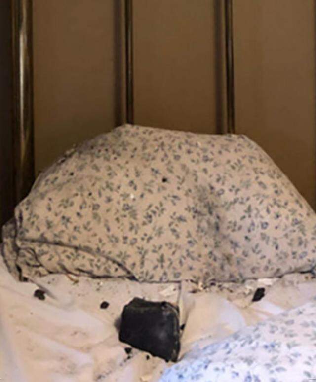 Az kalsın yatağında uyurken ölüyordu! Gökten hızla inen göktaşı yastığına isabet etti Az kalsın yatağında uyurken ölüyordu! Gökten hızla inen göktaşı yastığına isabet etti