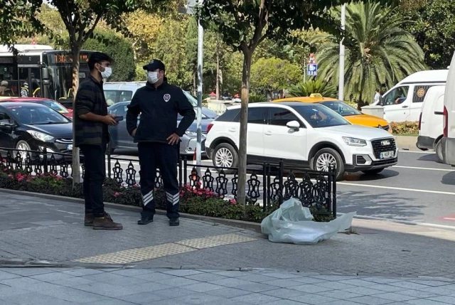 Belediye binası önüne beze sarılı ölü köpek bırakarak İBB'yi protesto etti