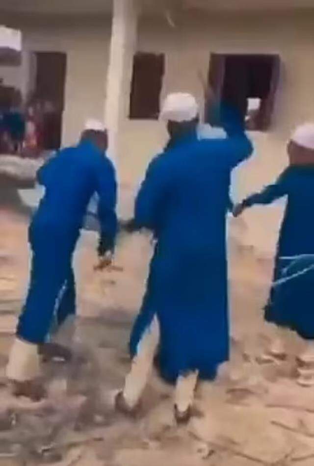 Alkol içerken yakalanan genç kıza okulda kırbaç cezası! Babası talep etti, görüntüler infial yarattı Alkol içerken yakalanan genç kıza okulda kırbaç cezası! Babası talep etti, görüntüler infial yarattı