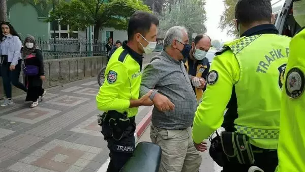 Plakasız motoruyla giderken polis sürpriziyle karşılaştı! Ceza miktarını duyunca kendini yerden yere attı