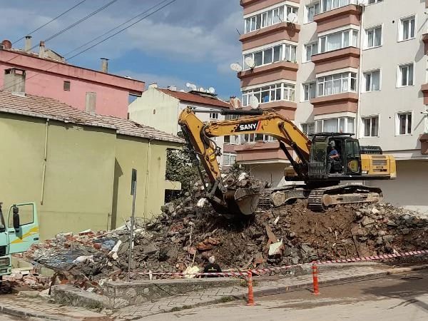 Bina yıkımı sırasında korku dolu anlar! Elektrik telleri patlamaya başladı