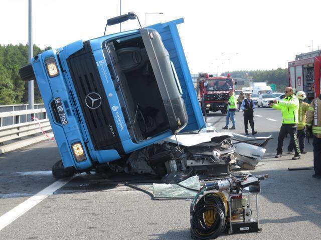Beton blok taşıyan tır, otomobilin üzerine devrildi Beton blok taşıyan tır, otomobilin üzerine devrildi