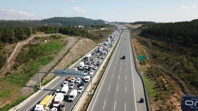 Beton blok taşıyan tır, otomobilin üzerine devrildi Beton blok taşıyan tır, otomobilin üzerine devrildi