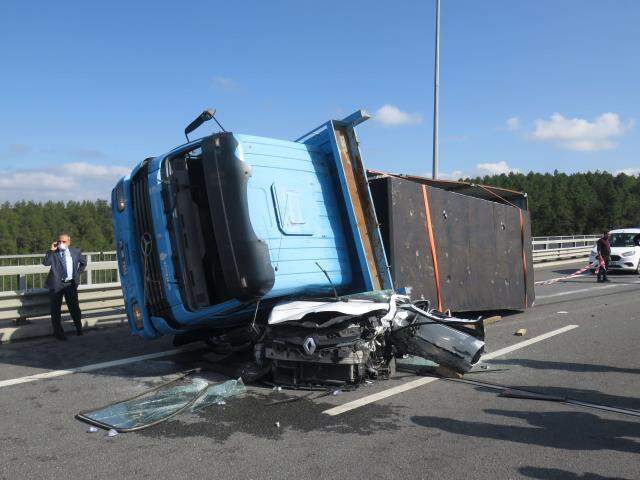 Beton blok taşıyan tır, otomobilin üzerine devrildi Beton blok taşıyan tır, otomobilin üzerine devrildi