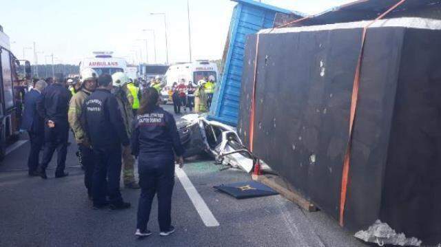 Beton blok taşıyan tır, otomobilin üzerine devrildi Beton blok taşıyan tır, otomobilin üzerine devrildi