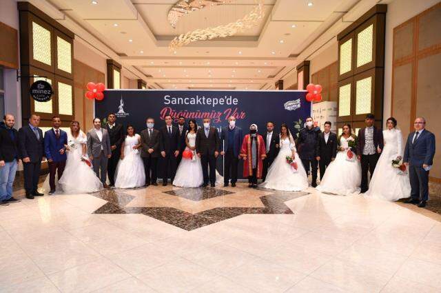 Sancaktepe'de Roman çiftler toplu nikah töreniyle dünya evine girdi Sancaktepe'de Roman çiftler toplu nikah töreniyle dünya evine girdi