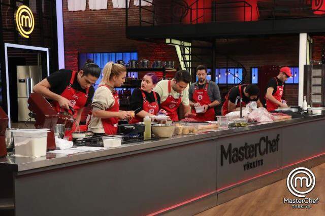 MasterChef Türkiye yeni sezonunda bir ilk! Kırmızı takım, rakibini hezimete uğrattı