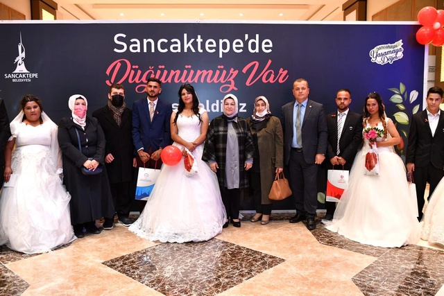 Sancaktepe'de Roman çiftler toplu nikah töreniyle dünya evine girdi Sancaktepe'de Roman çiftler toplu nikah töreniyle dünya evine girdi